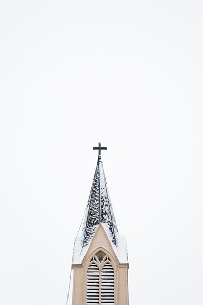 米色和白色教堂塔与十字架
